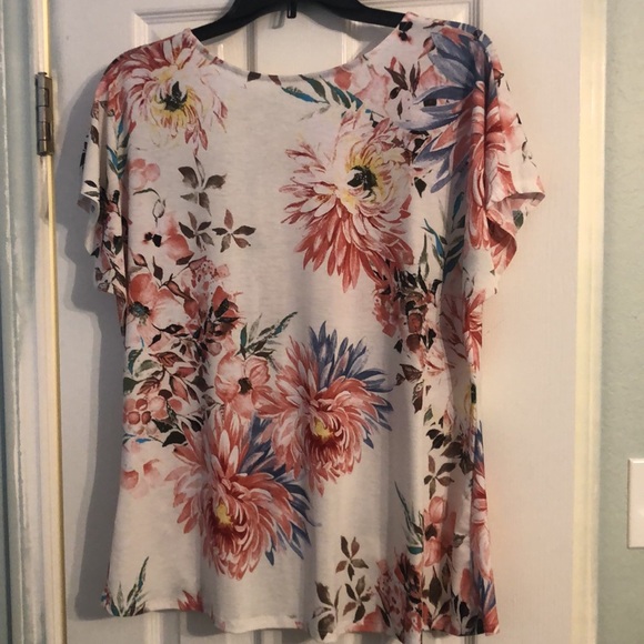 Ee:some - MEDIUM - 96% Polyester - Floral Top - Picture 2 of 4